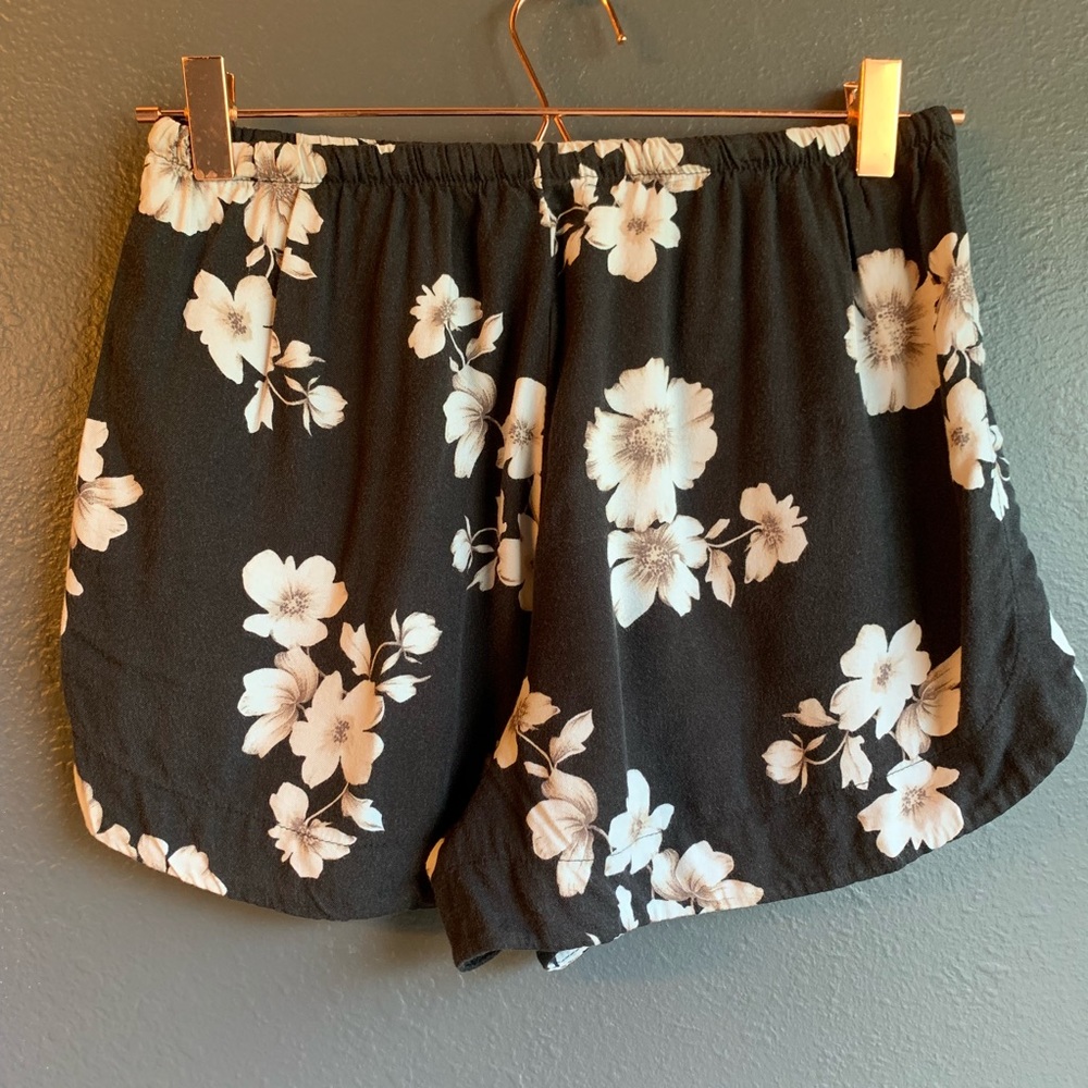 Brandy Melville Floral Black Eve Shorts One Size - Picture 5 of 6